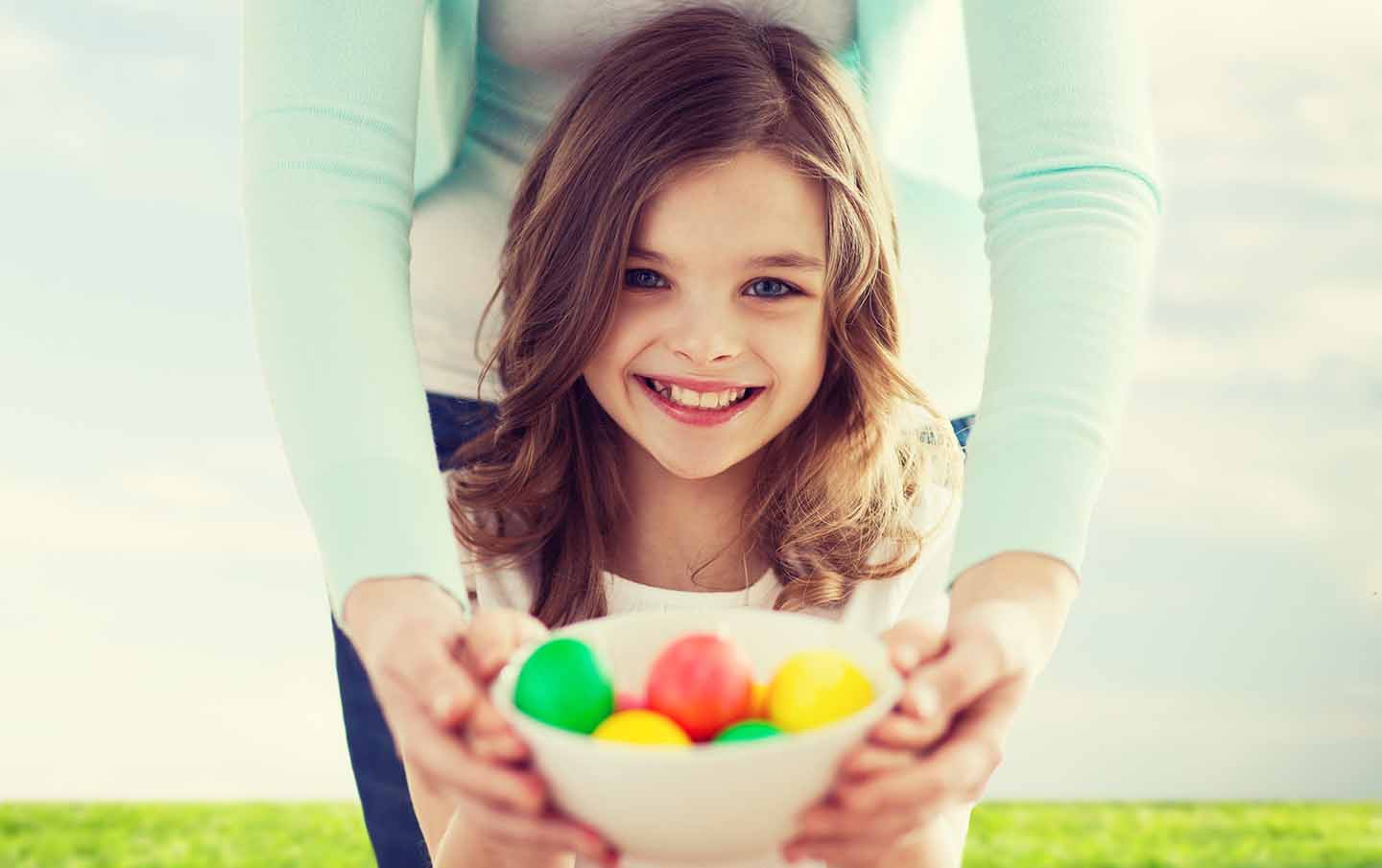mała dziewczynka ciesząca się z wymalowanych jaj na wielkanoc